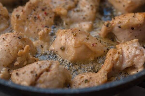 Der unschlagbare Trick, damit Ihre in der Pfanne gebratenen Hähnchenstücke nie trocken werden!