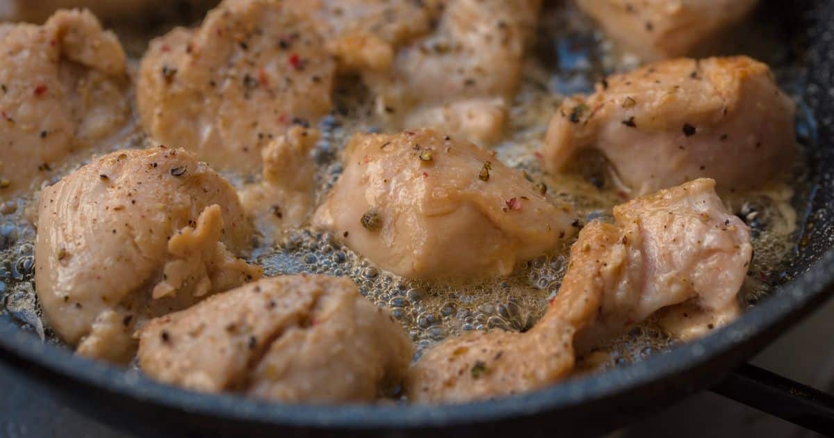 Der unschlagbare Trick, damit Ihre in der Pfanne gebratenen Hähnchenstücke nie trocken werden!