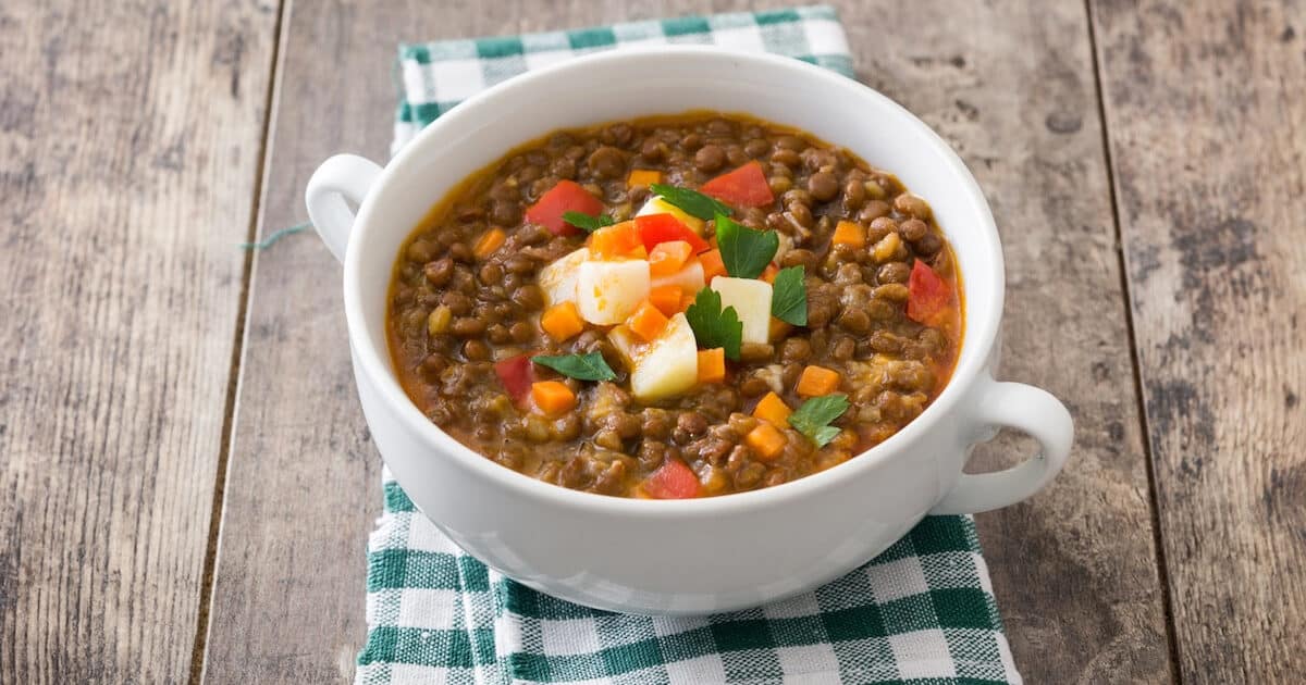 Diese Linseneintopf-Suppe mit Karotten und Speckwürfeln ist vollständig und äußerst wohltuend, das perfekte Abendessen bei kaltem Wetter