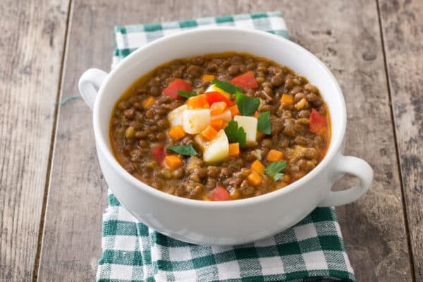 Diese Linseneintopf-Suppe mit Karotten und Speckwürfeln ist vollständig und äußerst wohltuend, das perfekte Abendessen bei kaltem Wetter