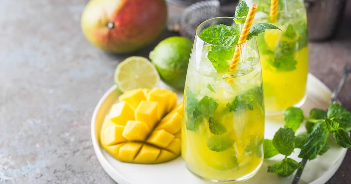 Dieser tropische und sprudelnde Mocktail ist in nur 5 Minuten fertig (alkoholfrei)