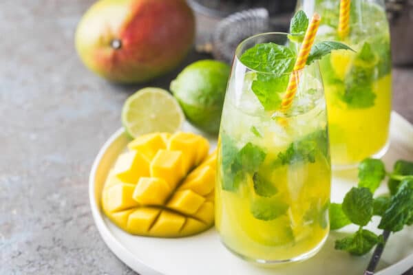 Dieser tropische und sprudelnde Mocktail ist in nur 5 Minuten fertig (alkoholfrei)