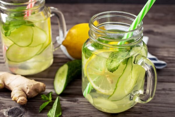 Frisch, leicht und erfrischend: Dieser Detox-Mocktail ist perfekt für einen guten Start ins neue Jahr mit nur 3 Zutaten
