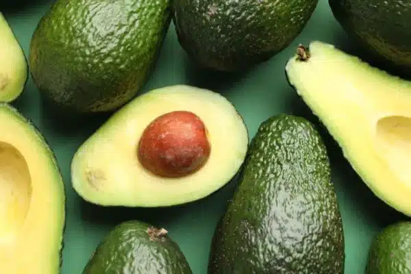 Hier ist (schon wieder) eine neue Möglichkeit, Ihre Avocado zu schneiden und zu lagern!