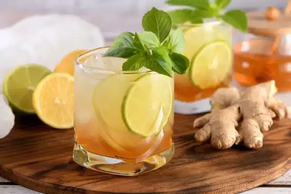 In heißer oder kalter Version ist dieses Getränk mit Ingwer, Honig und Zitrone perfekt für diesen Winter!