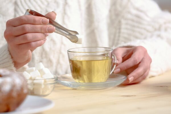 Ja, Tee ist gut für die Gesundheit, aber wenn Sie diesen Inhaltsstoff hinzufügen, erhöhen Sie Ihr Diabetesrisiko
