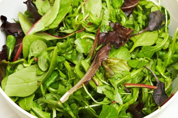 Kann man einen Salat mit rosa Flecken ohne Risiko essen?