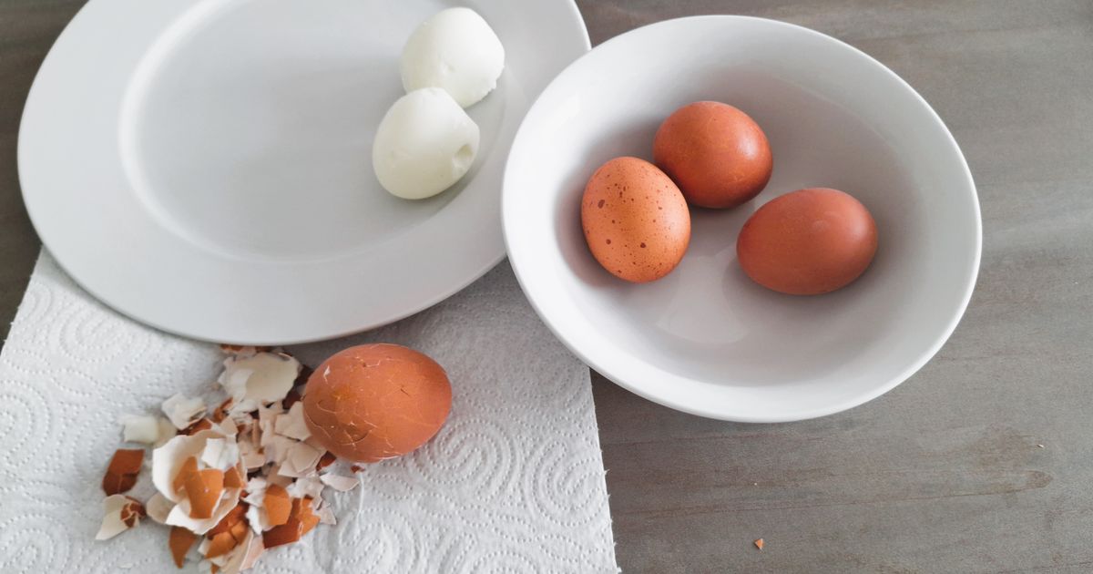 Keine lästigen 10 Minuten Kratzen mehr nötig: Dieser Trick schält das Ei in einer einzigen Bewegung