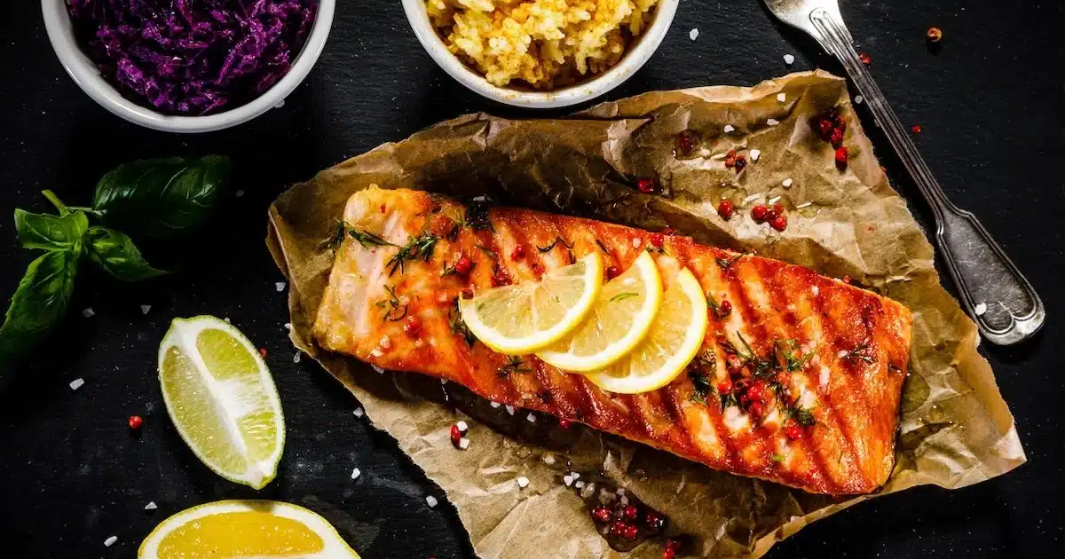 Lachspäckchen mit farbigem und duftendem Gemüse, die zum geselligen Abendessen verführen