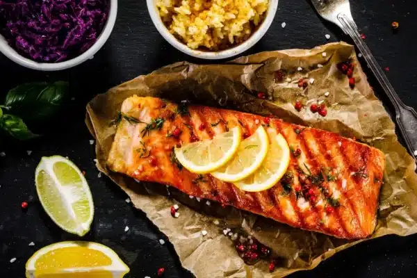 Lachspäckchen mit farbigem und duftendem Gemüse, die zum geselligen Abendessen verführen