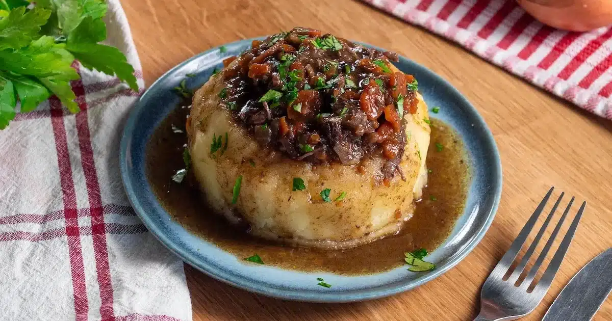 Sie haben noch nie ein so zartes und köstliches Rindfleisch gekostet... Hier ist das beste Rinderfleisch-Ragout zum Servieren mit hausgemachtem Kartoffelpüree!