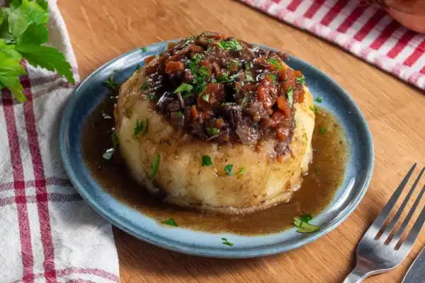 Sie haben noch nie ein so zartes und köstliches Rindfleisch gekostet... Hier ist das beste Rinderfleisch-Ragout zum Servieren mit hausgemachtem Kartoffelpüree!