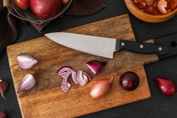So erhalten Sie endlich die richtige Technik zum Hacken einer Schalotte mit dem Messer, ohne sie zu zerdrücken – nach der Methode dieses Küchenchefs