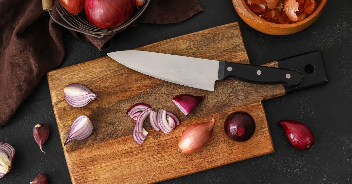 So erhalten Sie endlich die richtige Technik zum Hacken einer Schalotte mit dem Messer, ohne sie zu zerdrücken – nach der Methode dieses Küchenchefs