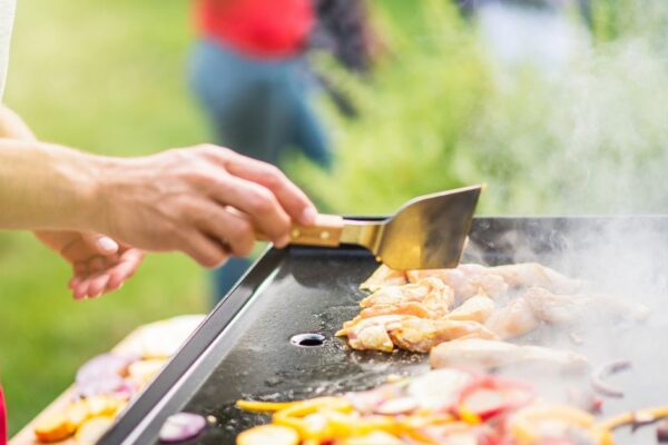 Warum Ihre Lebensmittel auf der Plancha kleben bleiben (und wie Sie das in 5 Sekunden vermeiden)