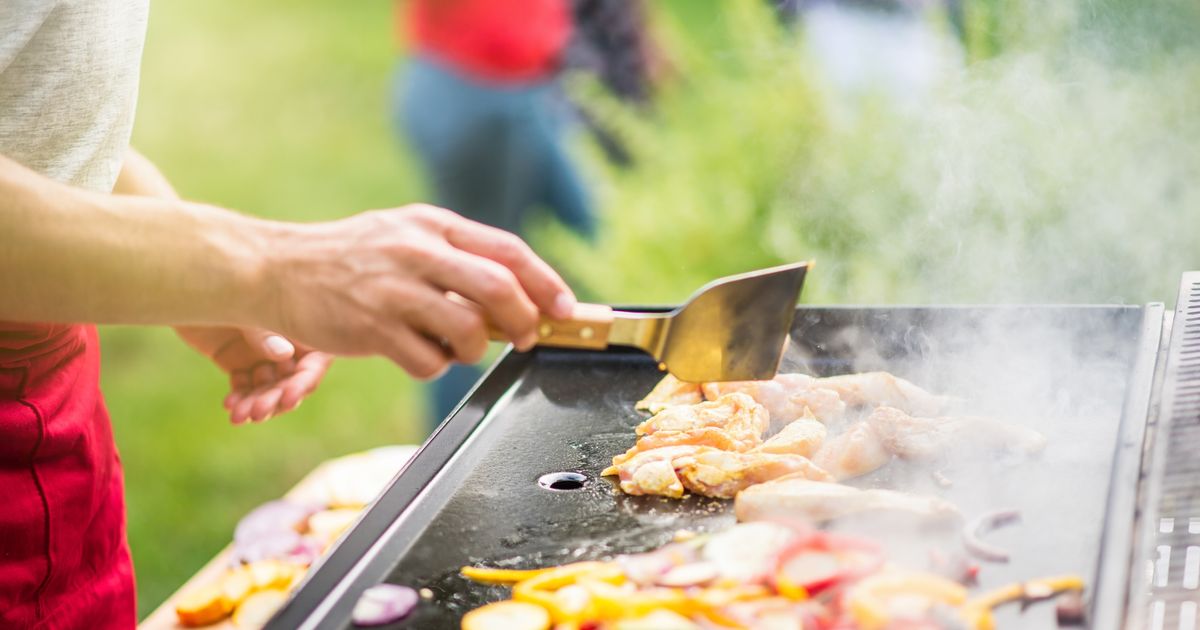 Warum Ihre Lebensmittel auf der Plancha kleben bleiben (und wie Sie das in 5 Sekunden vermeiden)
